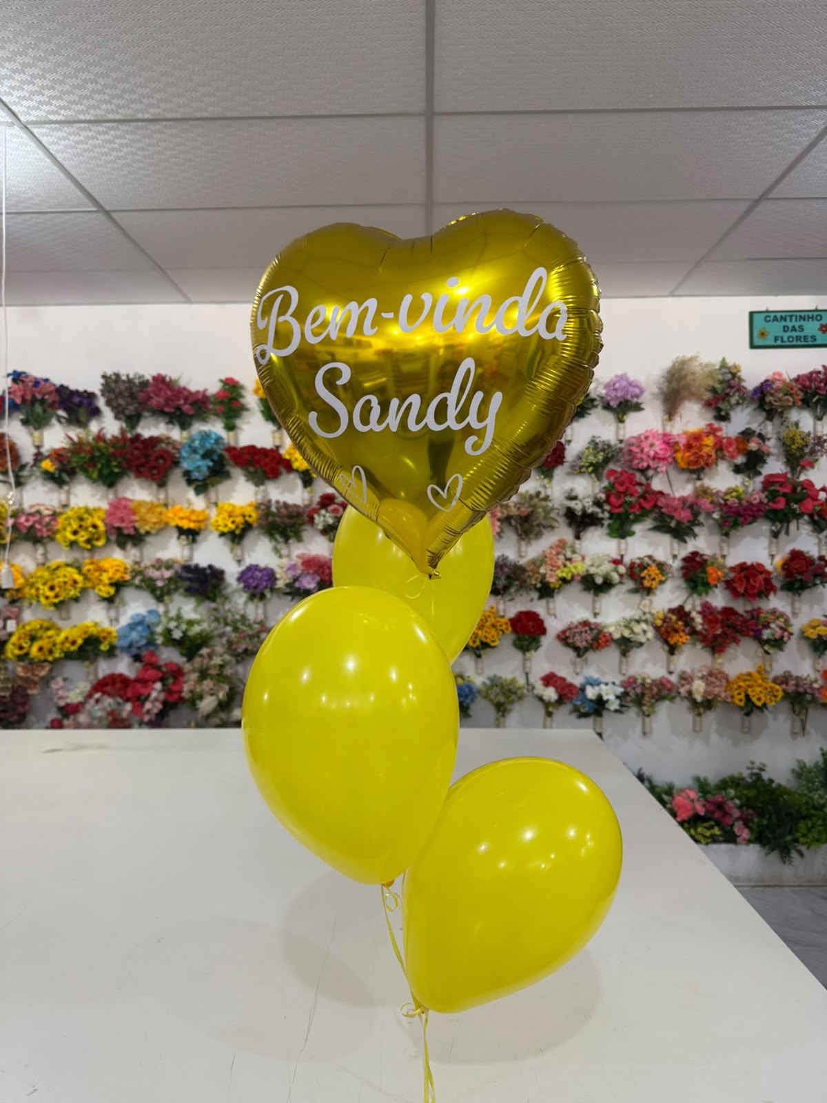 Arranjo amarelo de balões personalizado