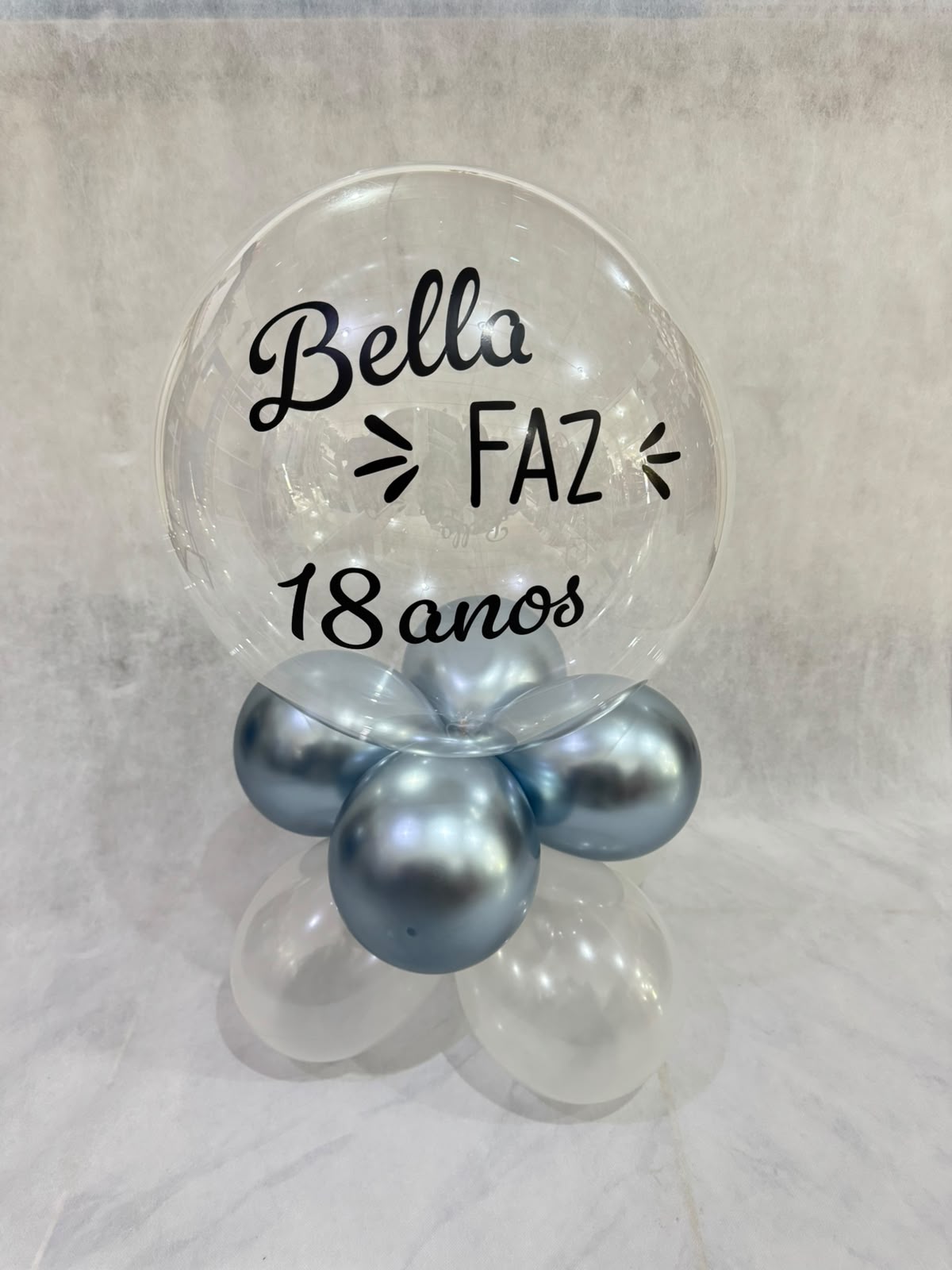 Arranjo de balão bubble personalizado para aniversário de 18 anos