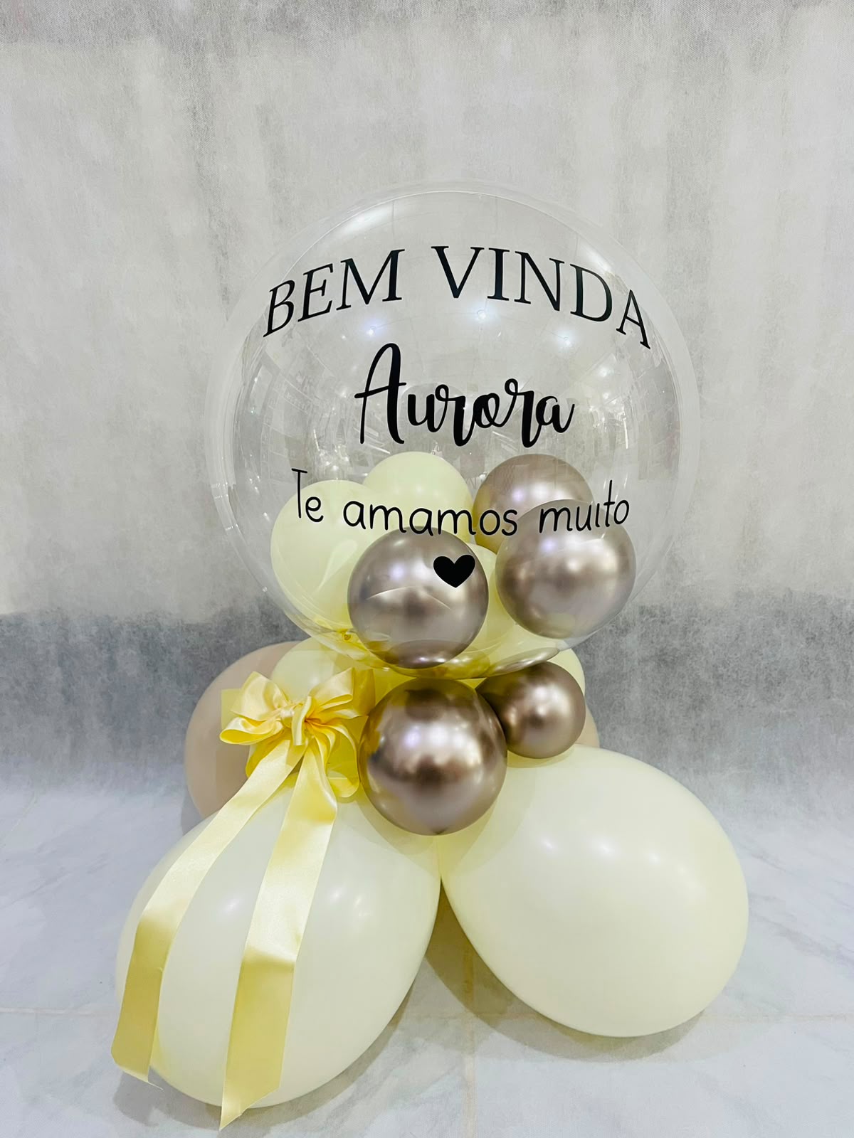 Arranjo branco de balões para boas-vindas