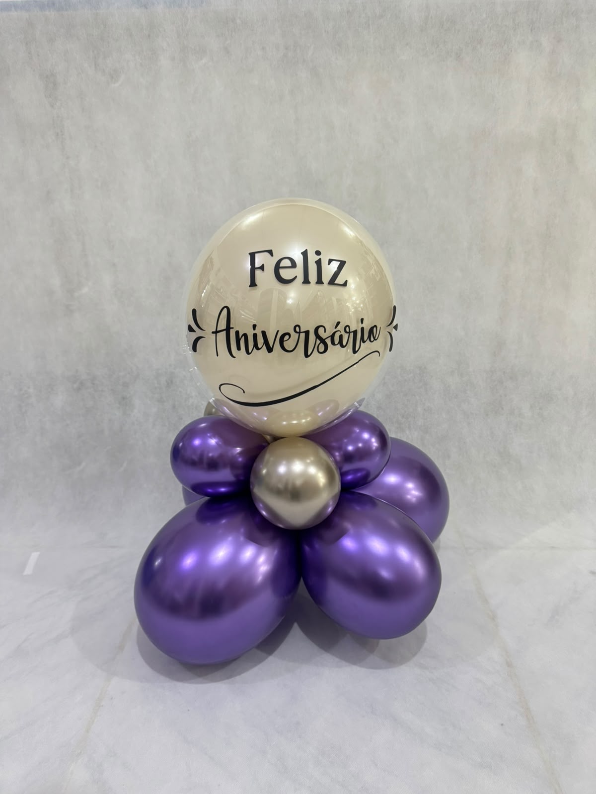 Arranjo roxo de balão bubble para aniversário