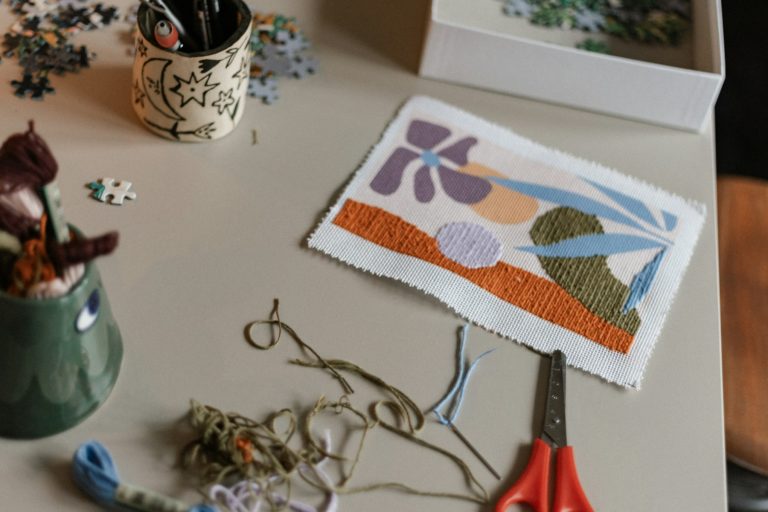 Mesa com materiais de artesanato organizados para criação manual