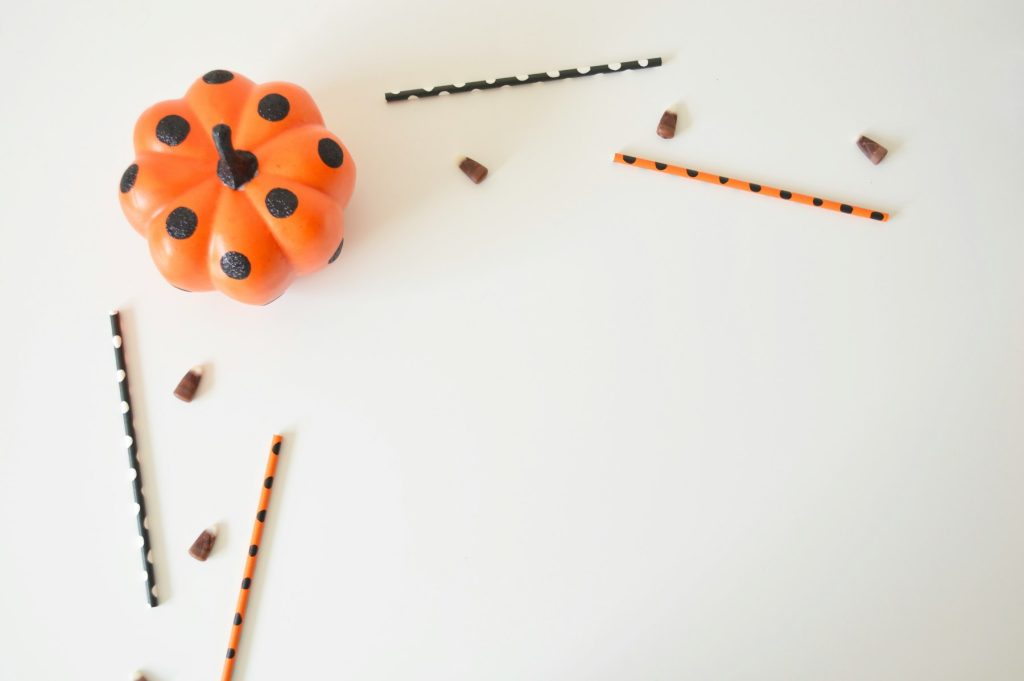 Artigos para festa organizados sobre mesa