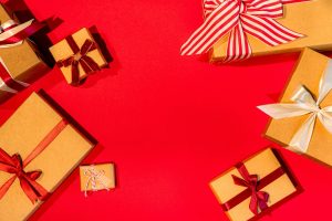 Artigos para festa organizados sobre mesa