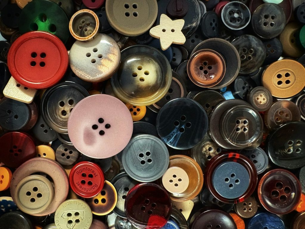 Assortimento de botões variados em close
