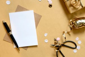 Caixa de presente com la&ccedil;o em close