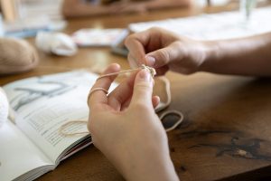 Fios de croch&ecirc; organizados em bancada de trabalho