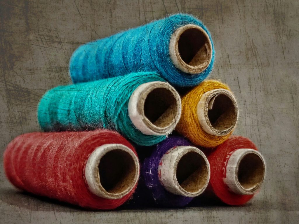 Carretéis de linha colorida em close para costura