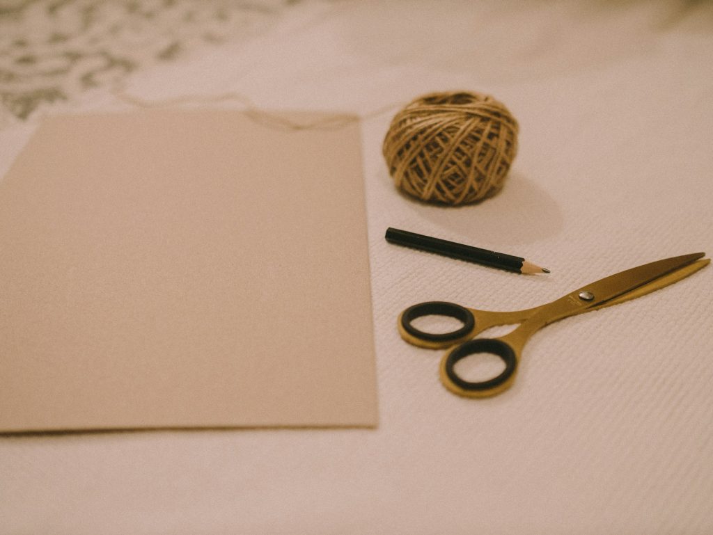 Materiais para artesanato com tesoura, papel e linha