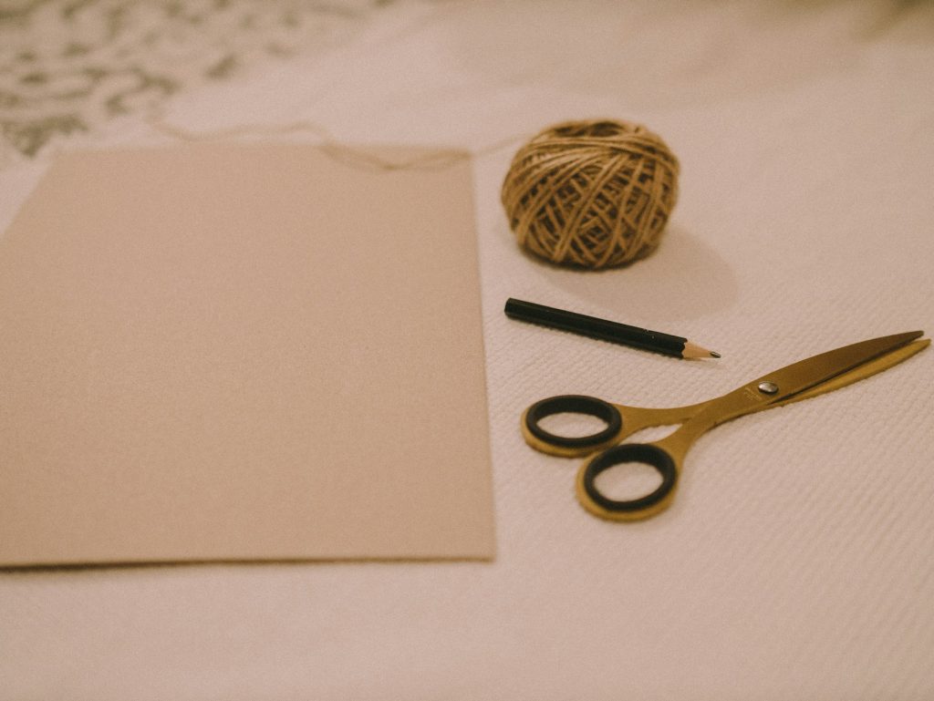 Materiais para artesanato com tesoura, papel e linha