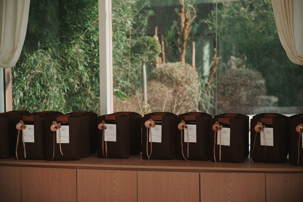 Sacola de presente com laço e fita