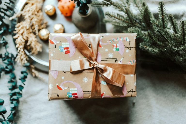 Composição sazonal com presentes e decoração