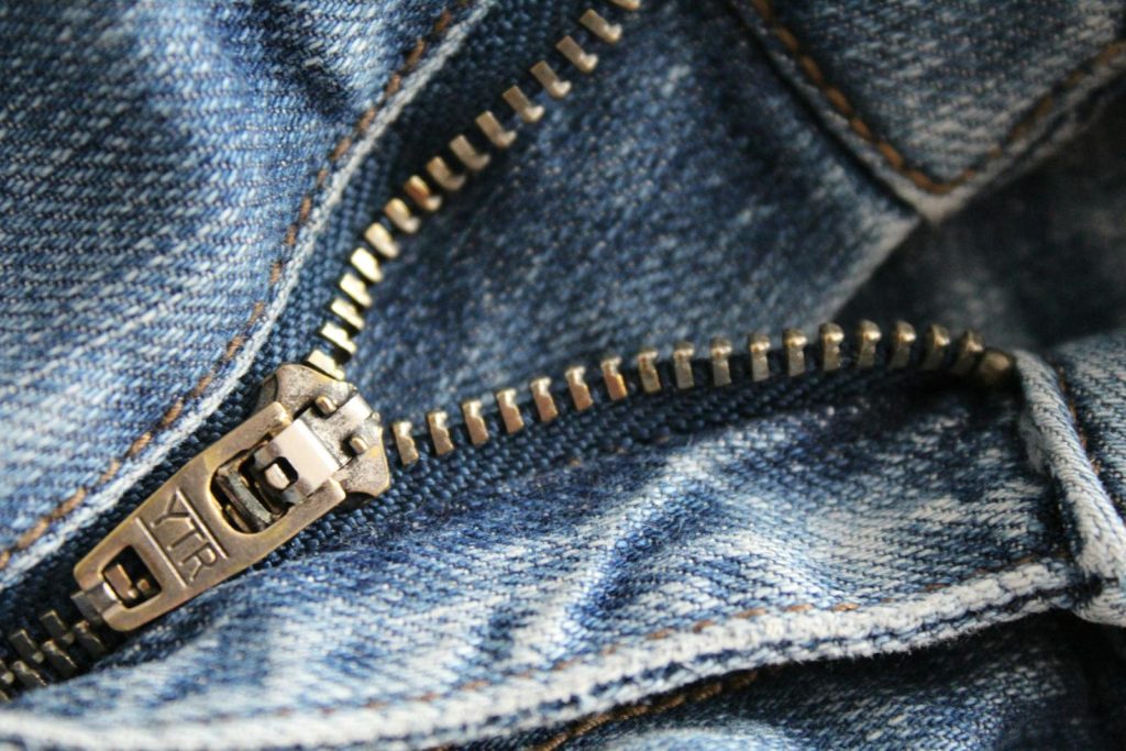 Zíper metálico aplicado em tecido jeans